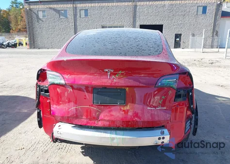 2024 Tesla Model Y Long Range Dual Motor All-Wheel Drive z USA, uszkodzony, nr VIN 7SAYGDEE5RF034978